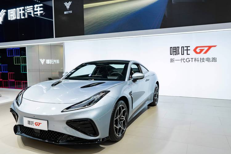 惠州308哪吒汽车在智能汽车领域的表现，领途汽车在新能源汽车市场中的影响力